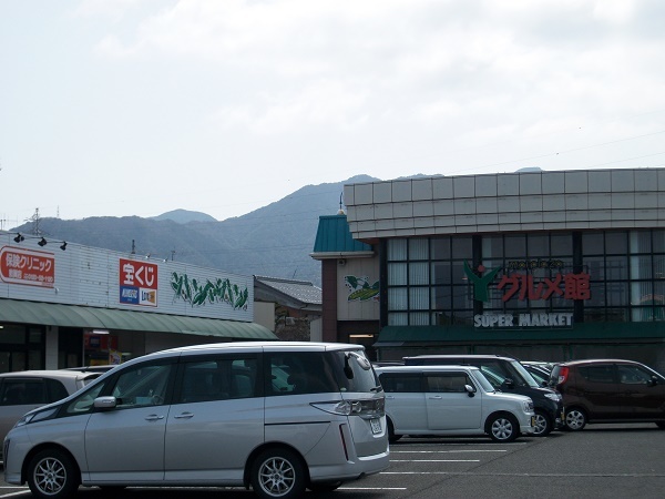 スーパー　Ｙプラザグルメ館（スーパー）まで950m