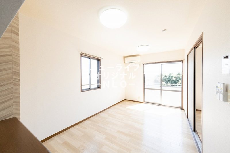 居室・リビング　２面採光で明るいお部屋です☆