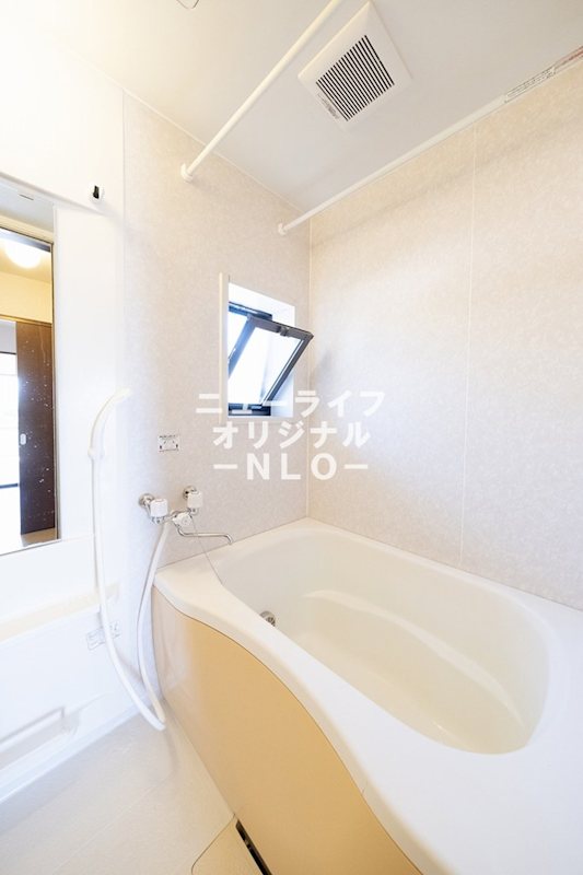 バス・シャワールーム　換気のできる小窓付きの浴室です☆