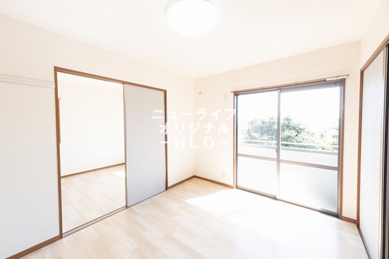 その他部屋・スペース　やさしい光が差し込む南側の洋室です☆