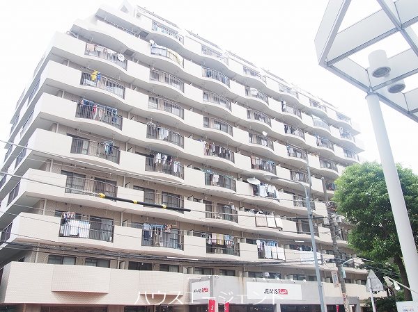 建物外観　11階建ての建物です。