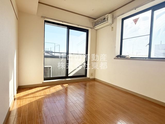 居室・リビング　南向きの２面採光♪明るく風通しのよいお部屋です☆