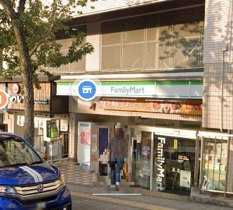 コンビニ　ファミリーマート（コンビニ）まで304m