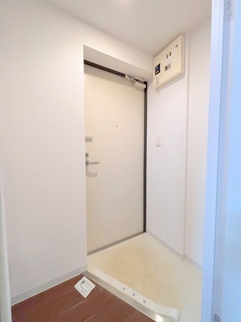 玄関　※写真は３階同号室です。