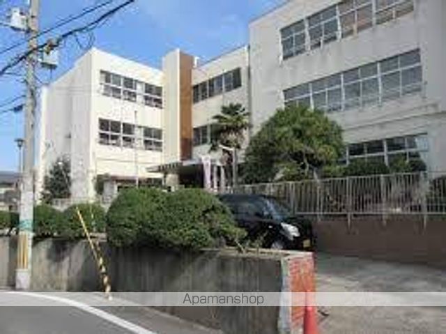 小学校　羽曳野市立小学校高鷲南小学校（小学校）まで3021m