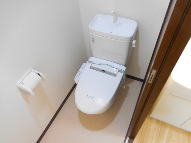 ＪＲ東海道本線 高槻駅 徒歩9分 3階建 築15年のトイレ写真