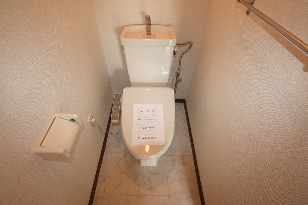 ＪＲ福塩線 湯田村駅 徒歩7分 3階建 築32年のトイレ写真