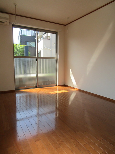居室・リビング　★角部屋２面採光の明るいお部屋★