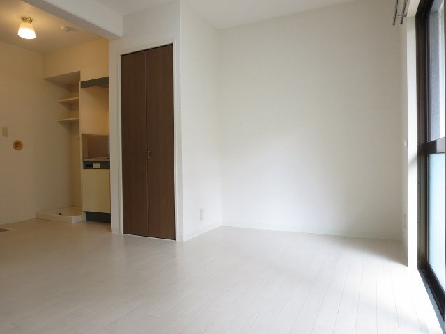 その他部屋・スペース　バルコニー側からお部屋へ