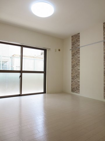 居室・リビング　南東向きバルコニーに面した１０帖のお部屋
