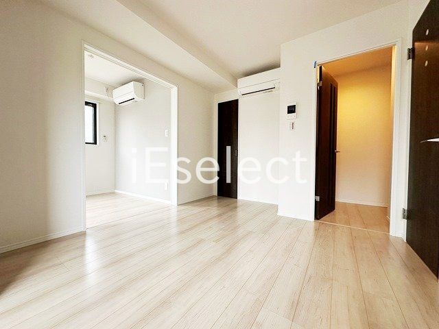 居室・リビング　お部屋に収納があるので広々使えますね