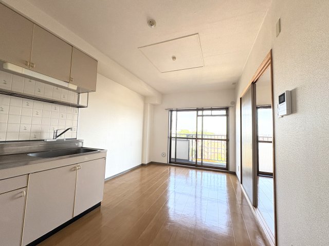 居室・リビング　写真は同建物の別部屋を参考に掲載しております。