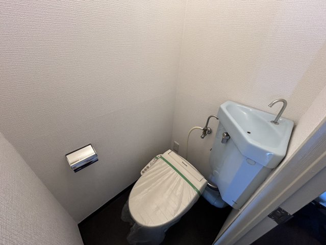 トイレ　落ち着いた色調のトイレです