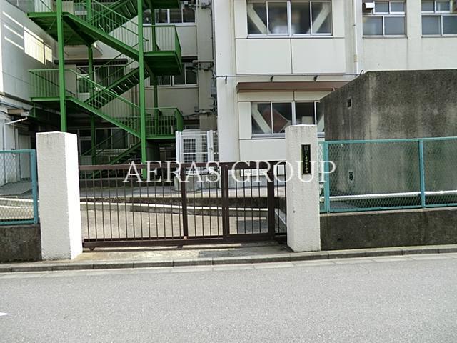 小学校　北区立としま若葉小学校（小学校）まで990m