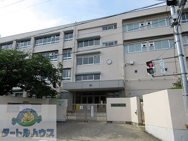小学校　大東市立氷野小学校（小学校）まで183m