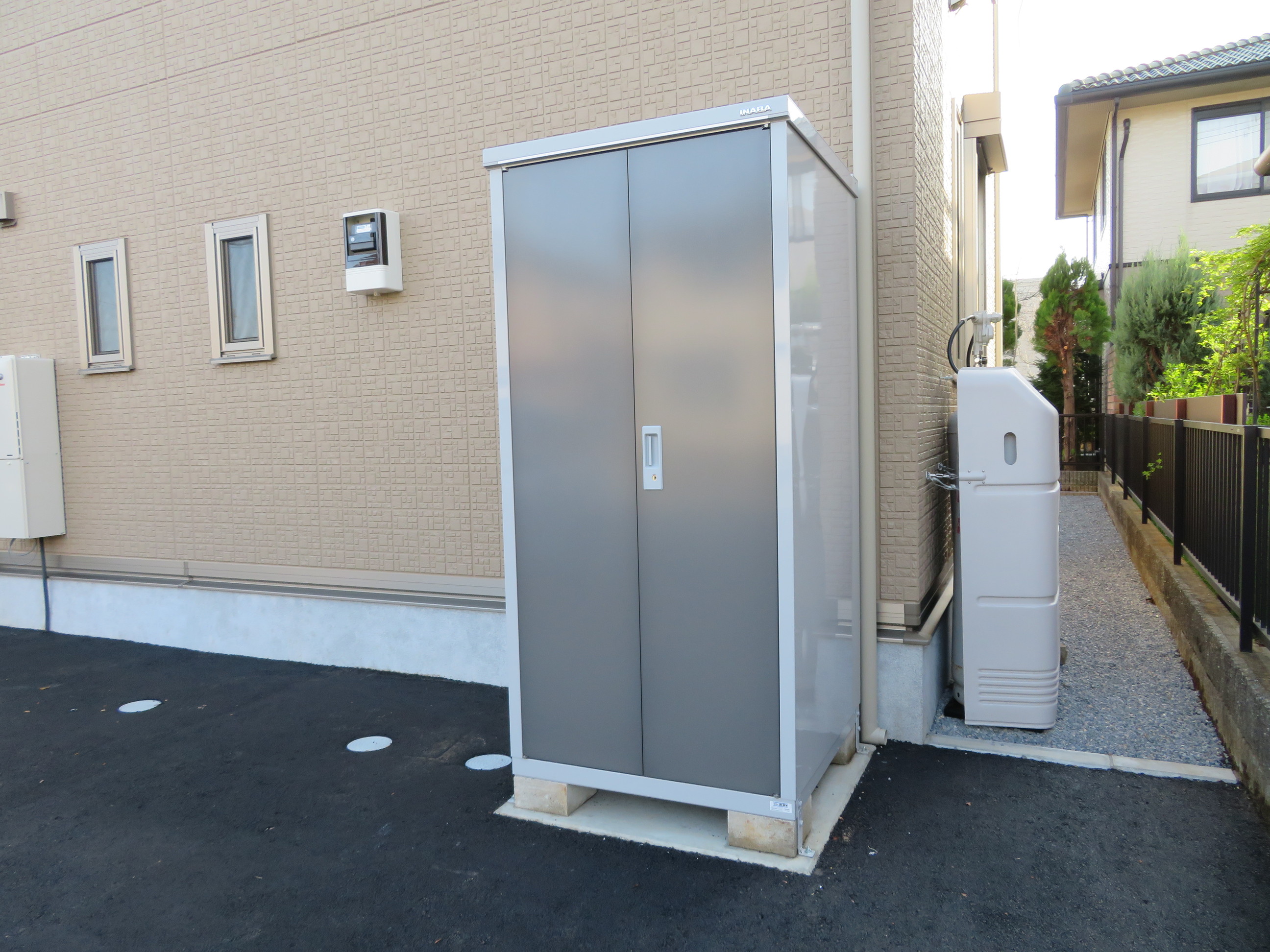 その他設備　玄関の横には外物置があります。タイヤの収納などに。