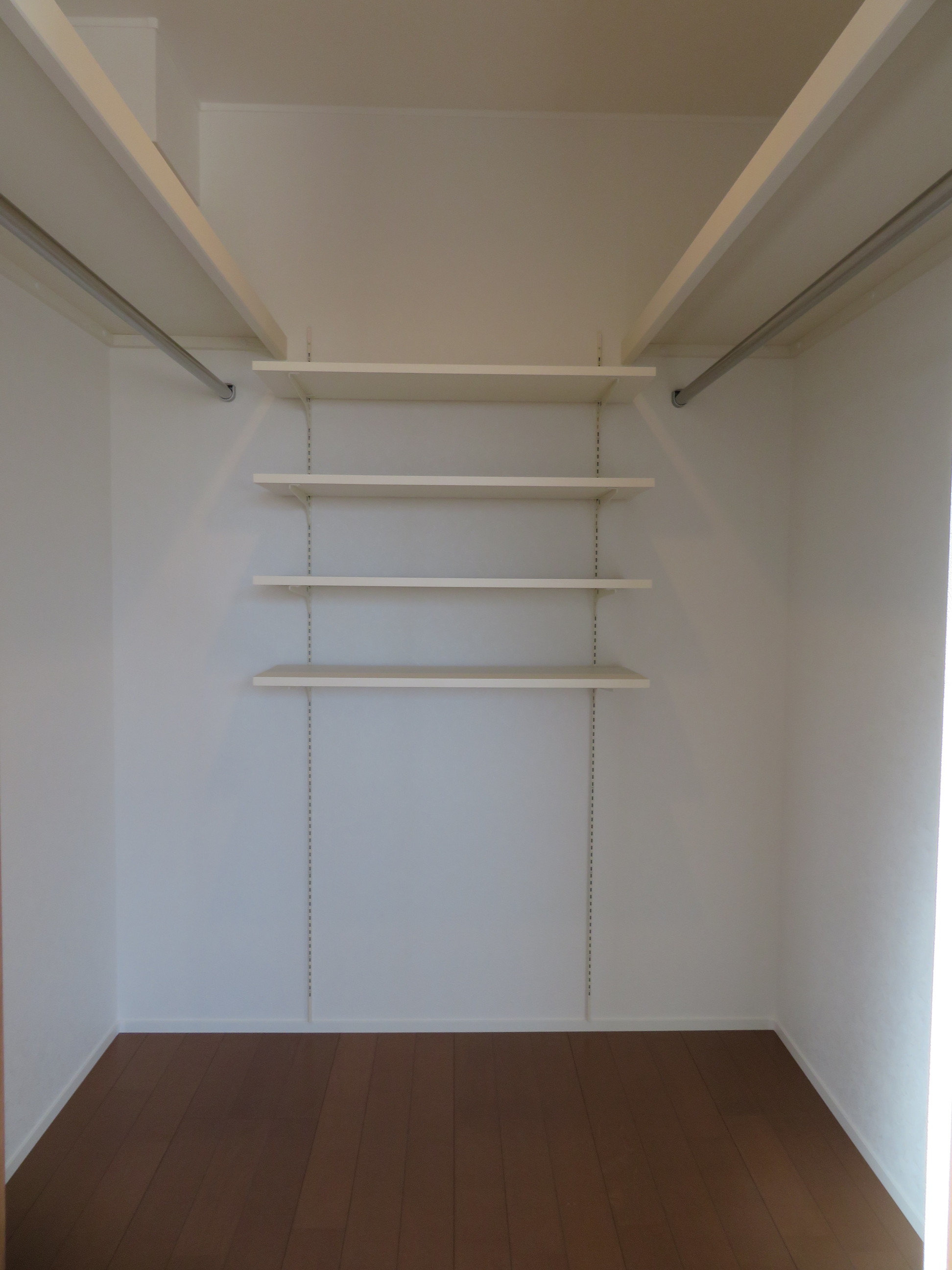 収納　ウォークインが各部屋にあり充実しております！