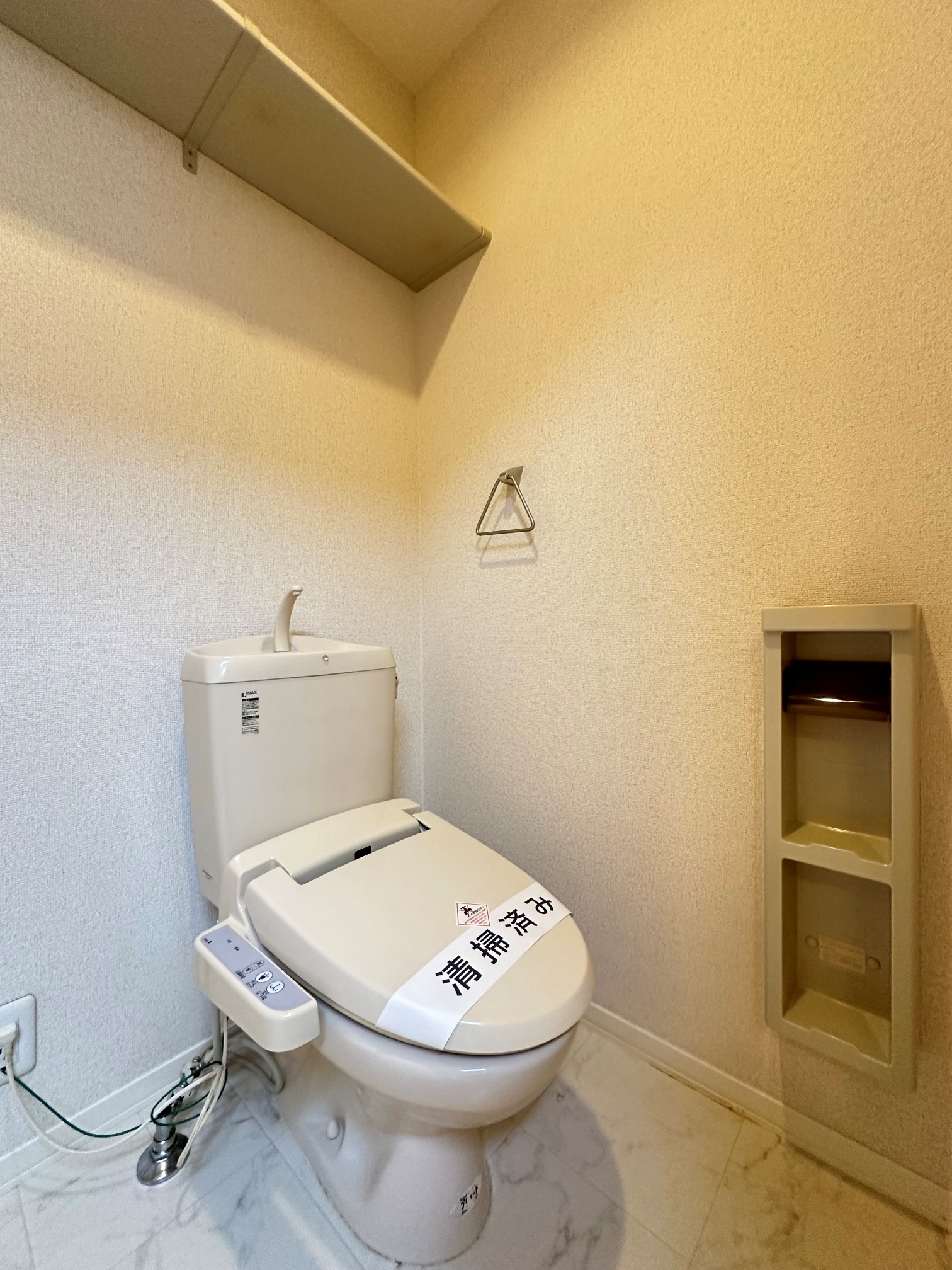 トイレ　☆温水洗浄機能付便座☆上部棚付き☆