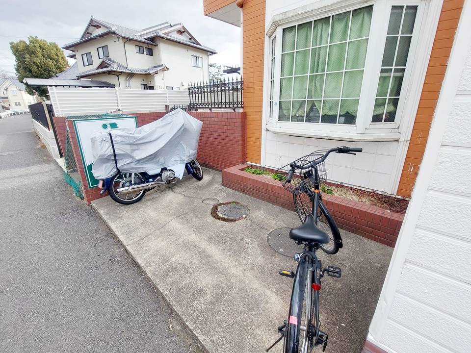 【松山市和泉北のアパートの駐車場】