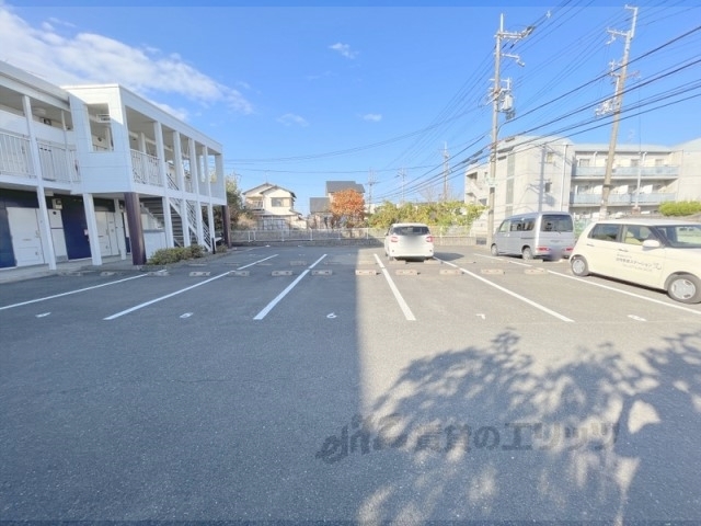 【相楽郡精華町大字下狛のアパートの駐車場】