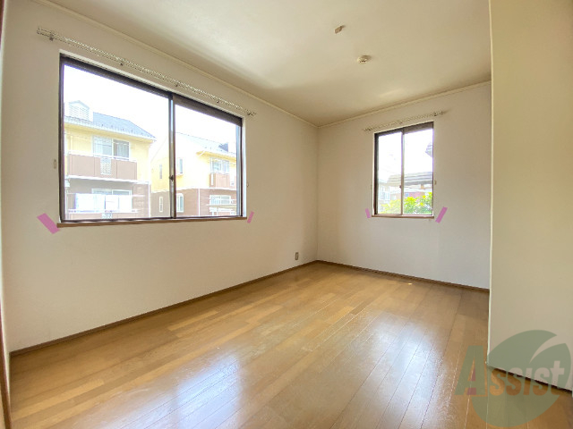 居室・リビング　リビングです。広くてとても明るい間取りです。