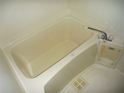 バス・シャワールーム　シャワー付きバス♪窓付きで自然換気可能！