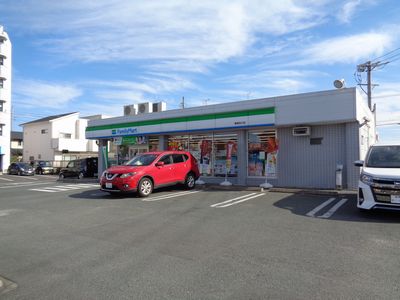 コンビニ　ファミリーマート豊橋吉川店（コンビニ）まで324m