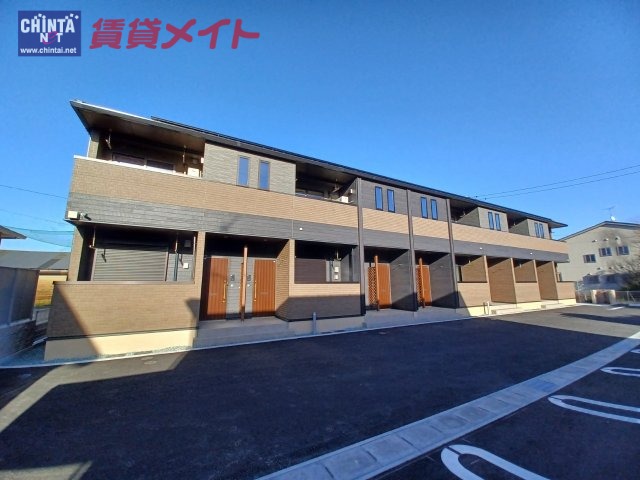 津市一身田町のアパートの建物外観