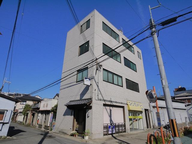 奈良市三条町のマンションの建物外観