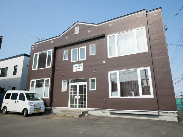札幌市東区北丘珠三条のアパートの建物外観