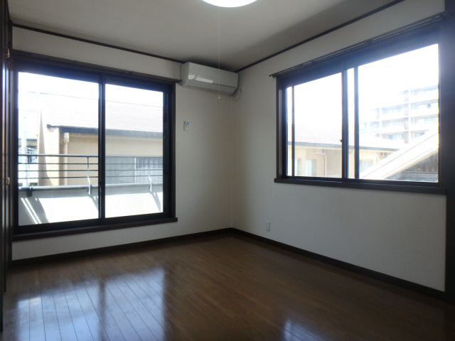 居室・リビング　通風にも優れた2面採光が叶うお部屋です