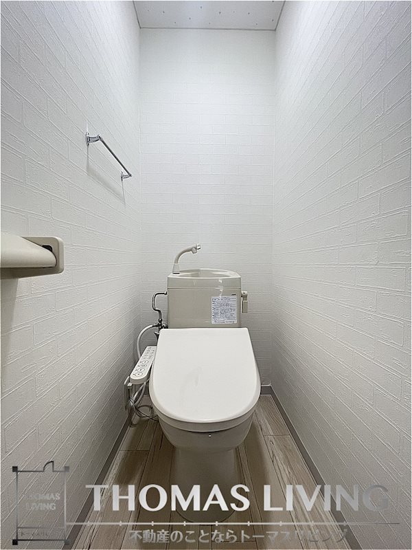 トイレ　嬉しいウォシュレット付きです。