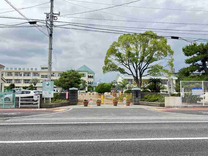 【アミコート駅前中央の小学校】