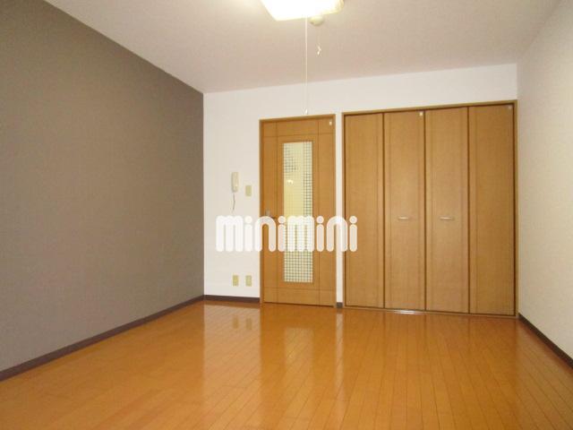 居室・リビング　お洒落なアクセントクロスの室内です