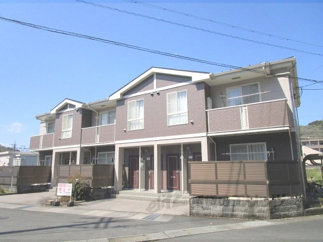 南丹市園部町小山東町のアパートの建物外観