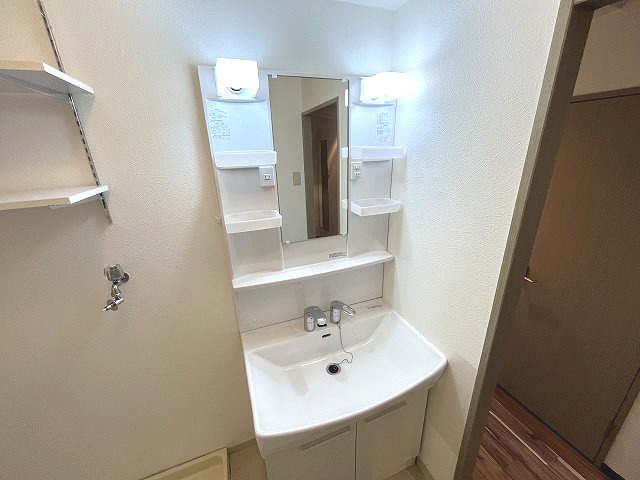 洗面設備　独立洗面台、朝の身支度には欠かせません