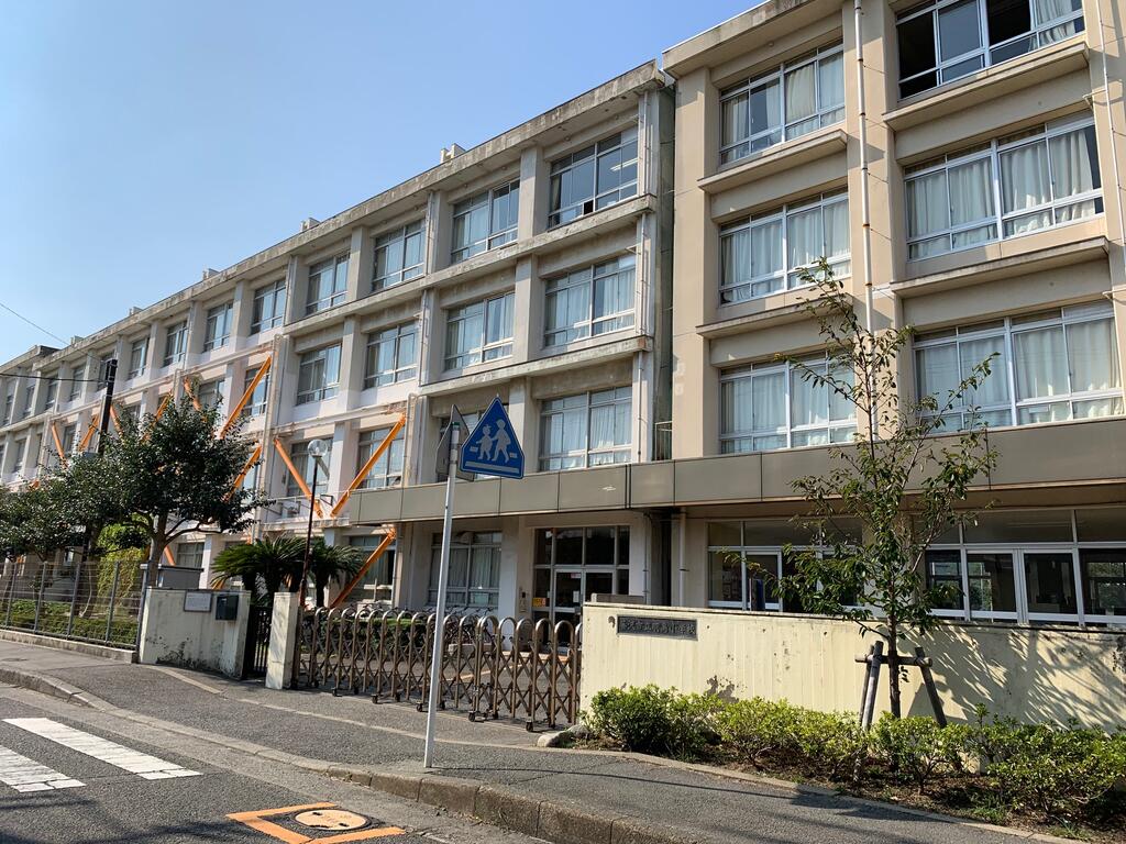 小学校　藤沢市立羽鳥小学校（小学校）まで235m