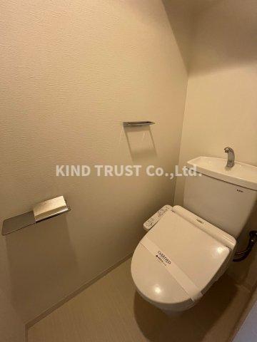 トイレ　落ち着いた色調のトイレです