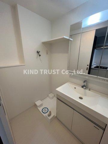 洗面設備　明るい洗面所です