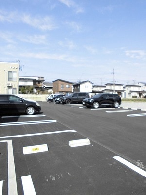 【山形市松山のアパートの駐車場】