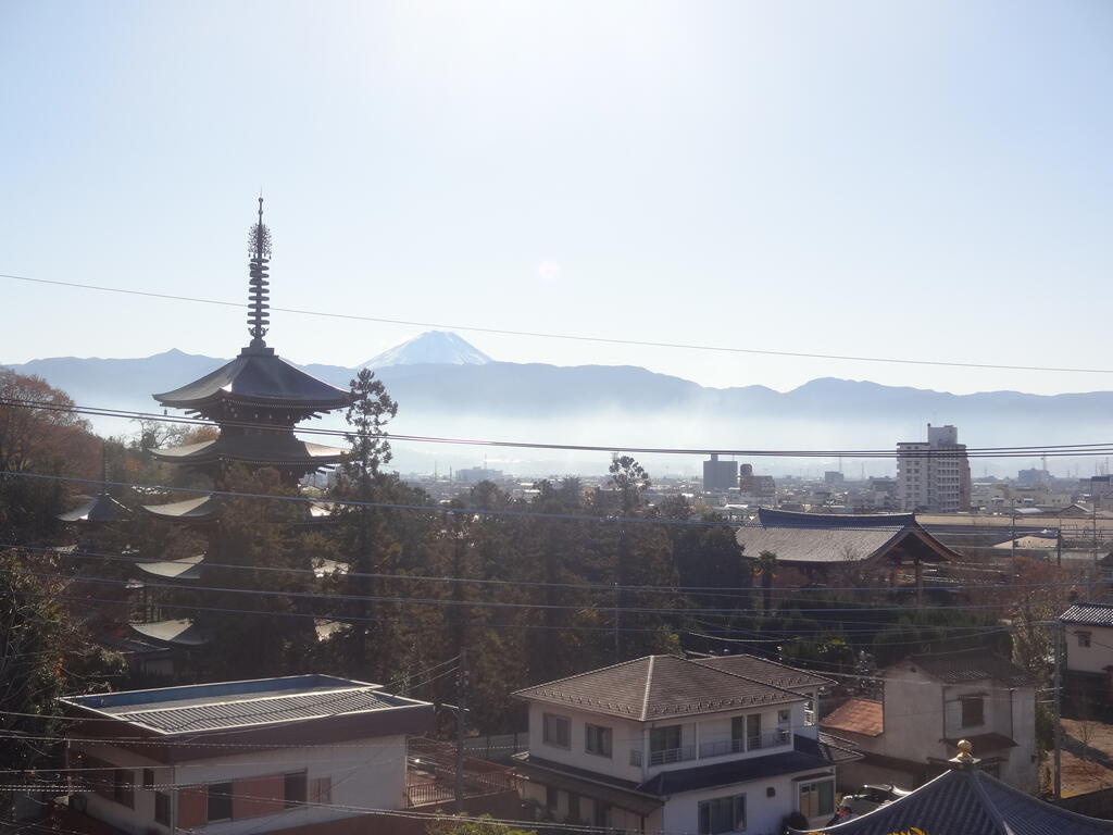 眺望　富士山と長禅寺五重塔