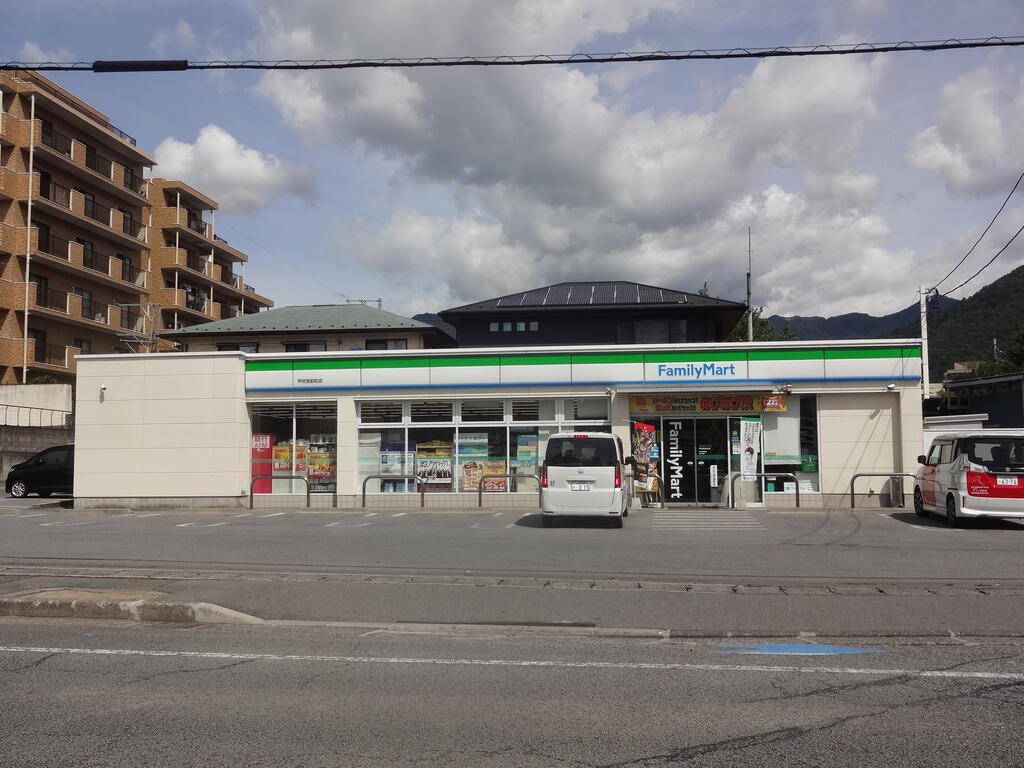コンビニ　ファミリーマート甲府宮前町店（コンビニ）まで930m