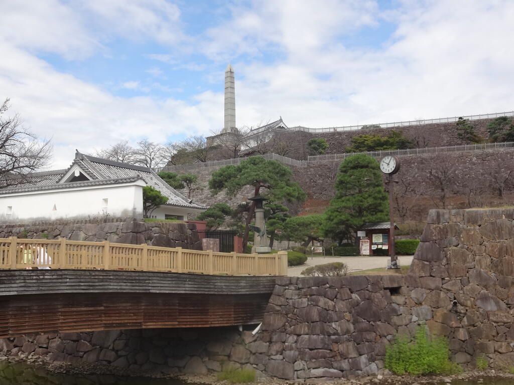 公園　舞鶴城公園（甲府城跡）（公園）まで750m