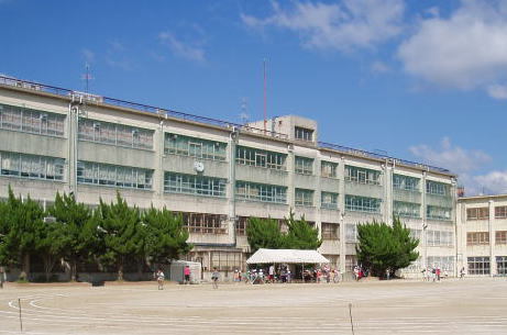 小学校　門真市立上野口小学校（小学校）まで353m