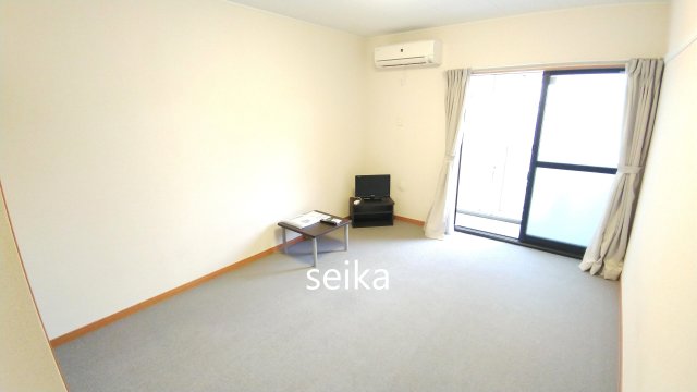 居室・リビング　1階はフローリング、２階はカーペット