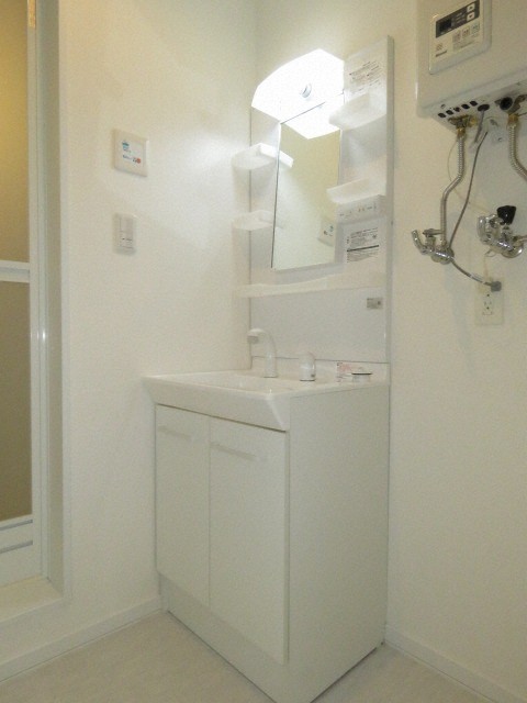 洗面設備　シャワードレッサー付きです！