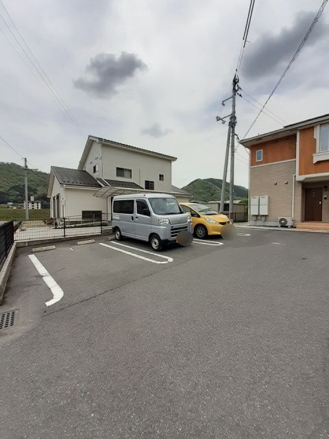 【安芸高田市吉田町常友のアパートの駐車場】