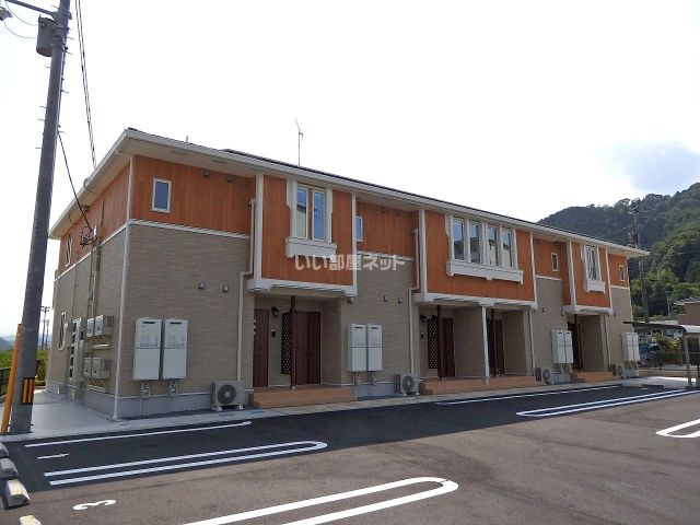 【安芸高田市吉田町常友のアパートの建物外観】