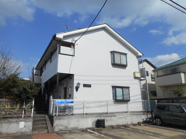 【世田谷区上祖師谷のアパートの駐車場】