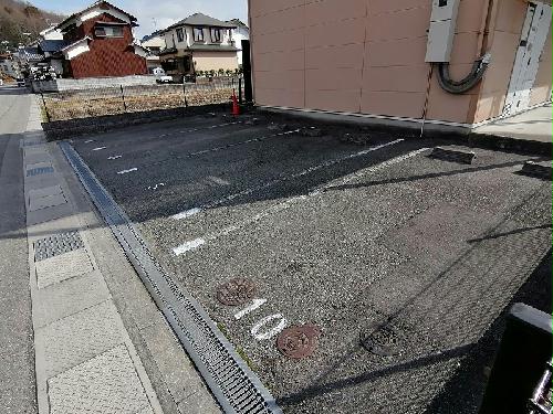 駐車場　建物の北側と南側にあります。